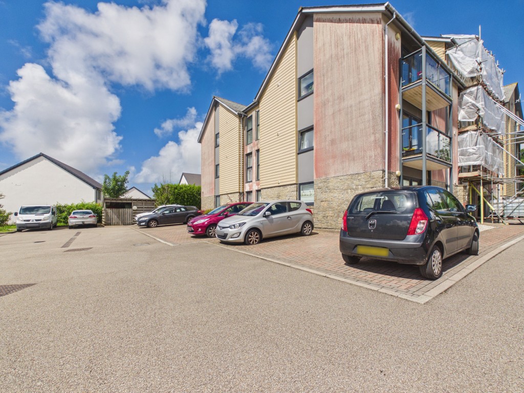Lot: 85 - MODERN TWO-BEDROOM SECOND FLOOR APARTMENT WITH PARKING - Front and side elevation
